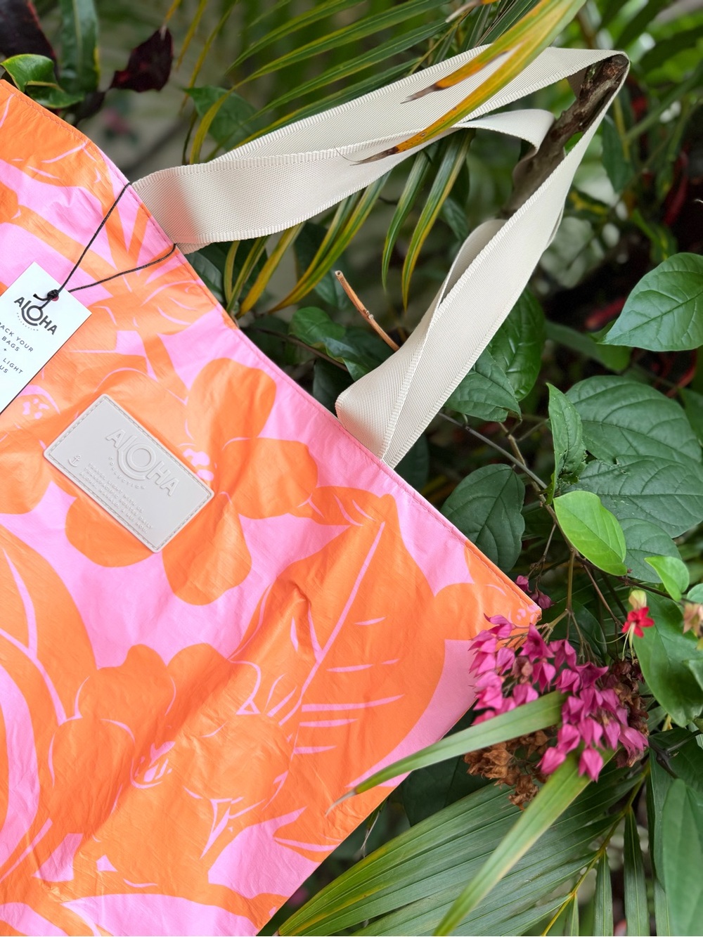⭐️🌺 ALOHA COLLECTION 🌺 DAY TRIPPER LEI GARDEN Tote Bag - Picture 3 of 13